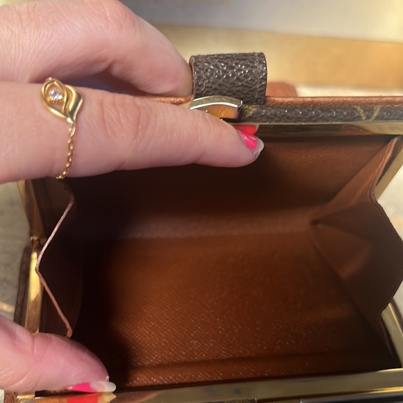♥️ HOST PICK♥️ Louis Vuitton Vintage Monogram Viennois KissLock Wallet - Picture 9 of 13